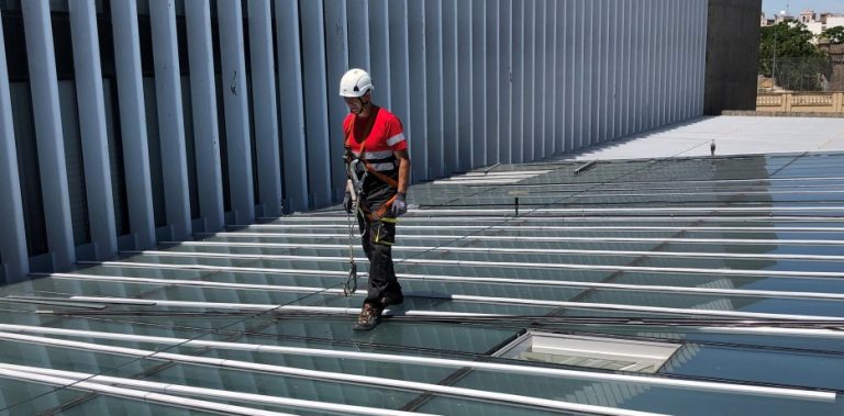 INSTALACIÓN DE LINEA DE VIDA FALLPROTEC EN EL EDIFICIO PROMEDIO BADAJOZ